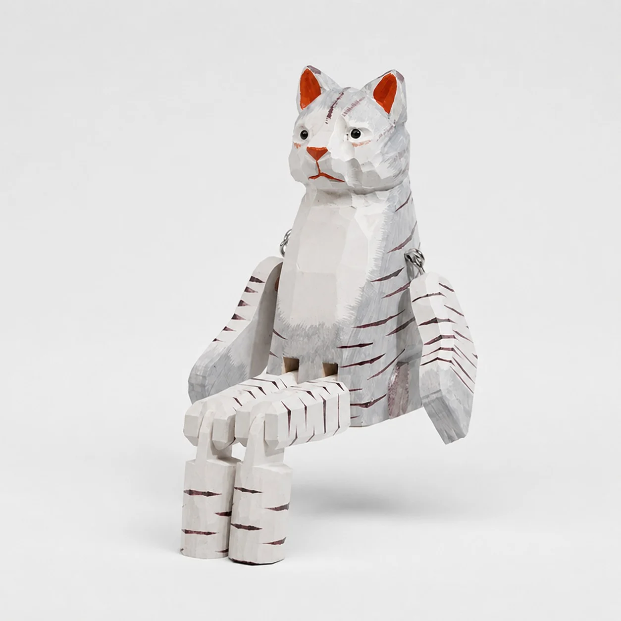 Ornamento a forma di gatto in legno intagliato a mano