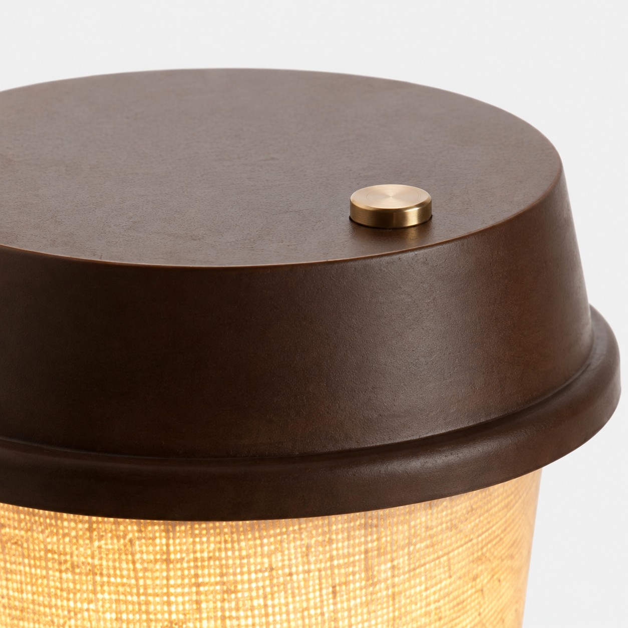 Lampe de table rechargeable avec bouton tactile et couvercle en noyer.