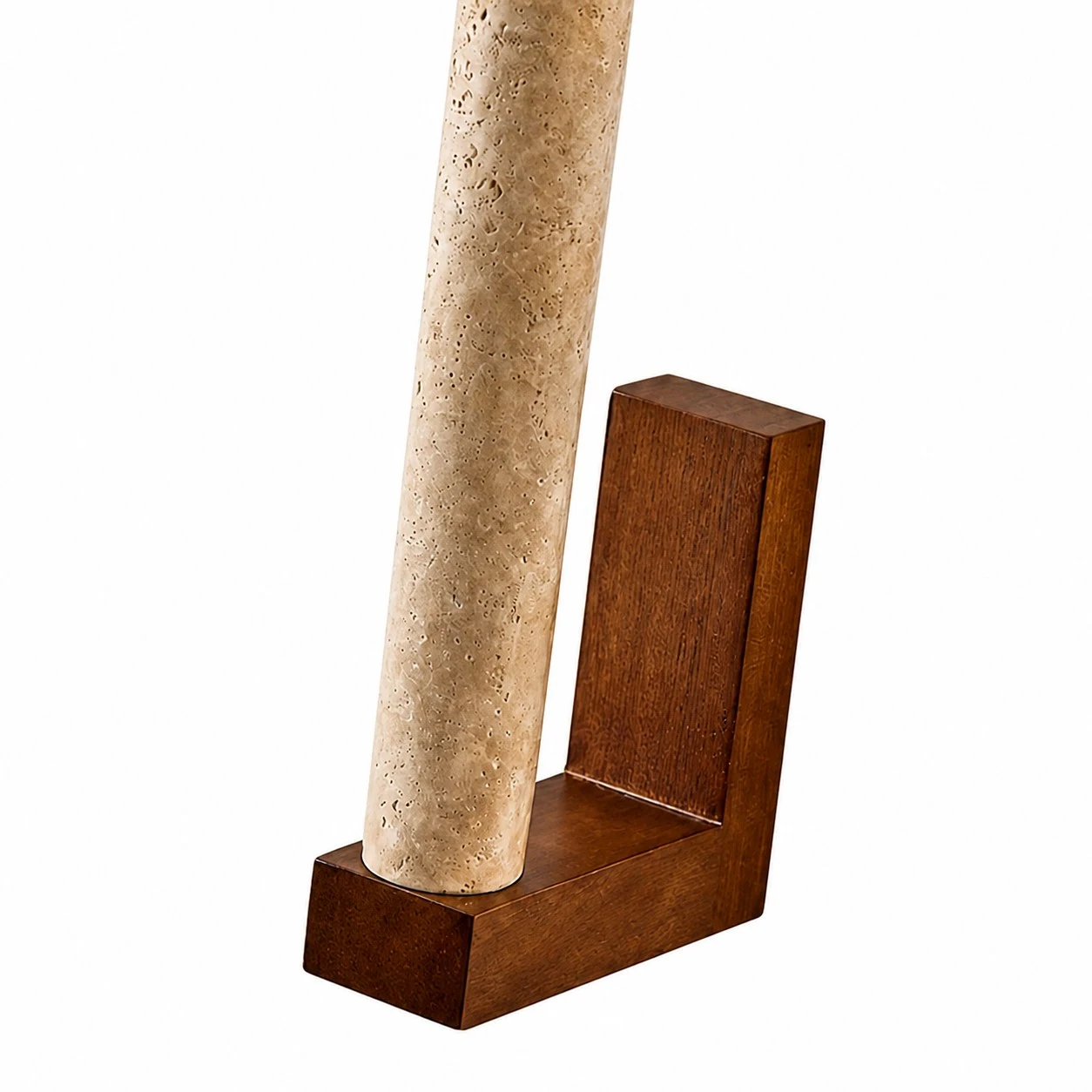 Nahaufnahme der Travertinsäule und des Massivholzsockels