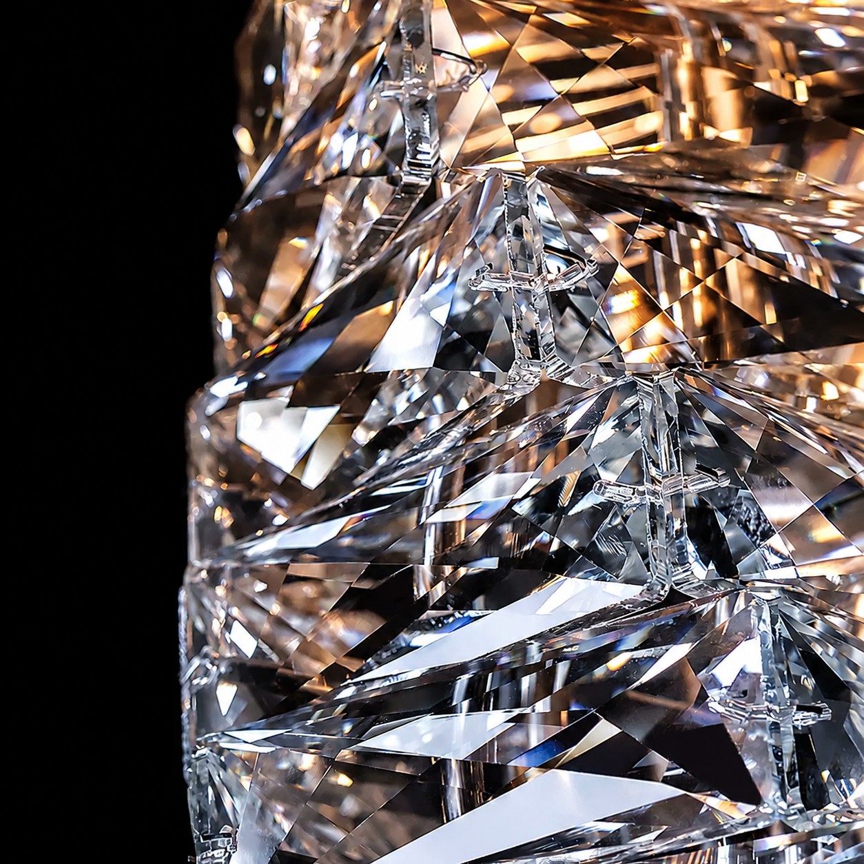 Cristal facetado com estrutura polida de precisão