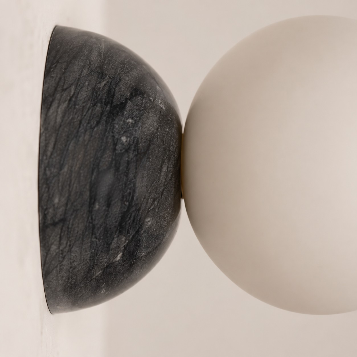 Zijprofiel van de Black Marble achterplaat en wandcontact