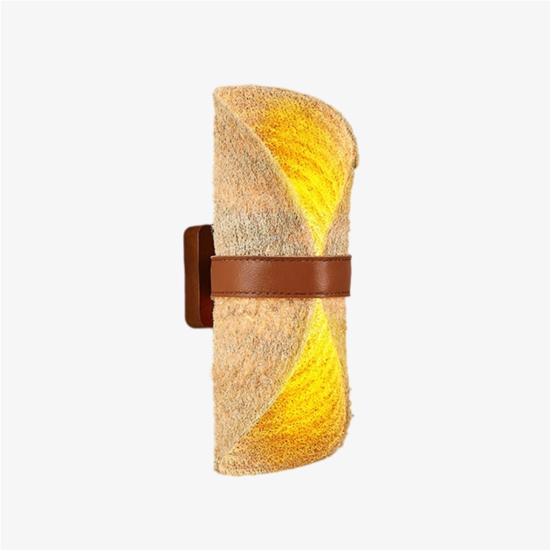 Applique murale en luffa naturel beige avec un bandeau en cuir marron illuminée