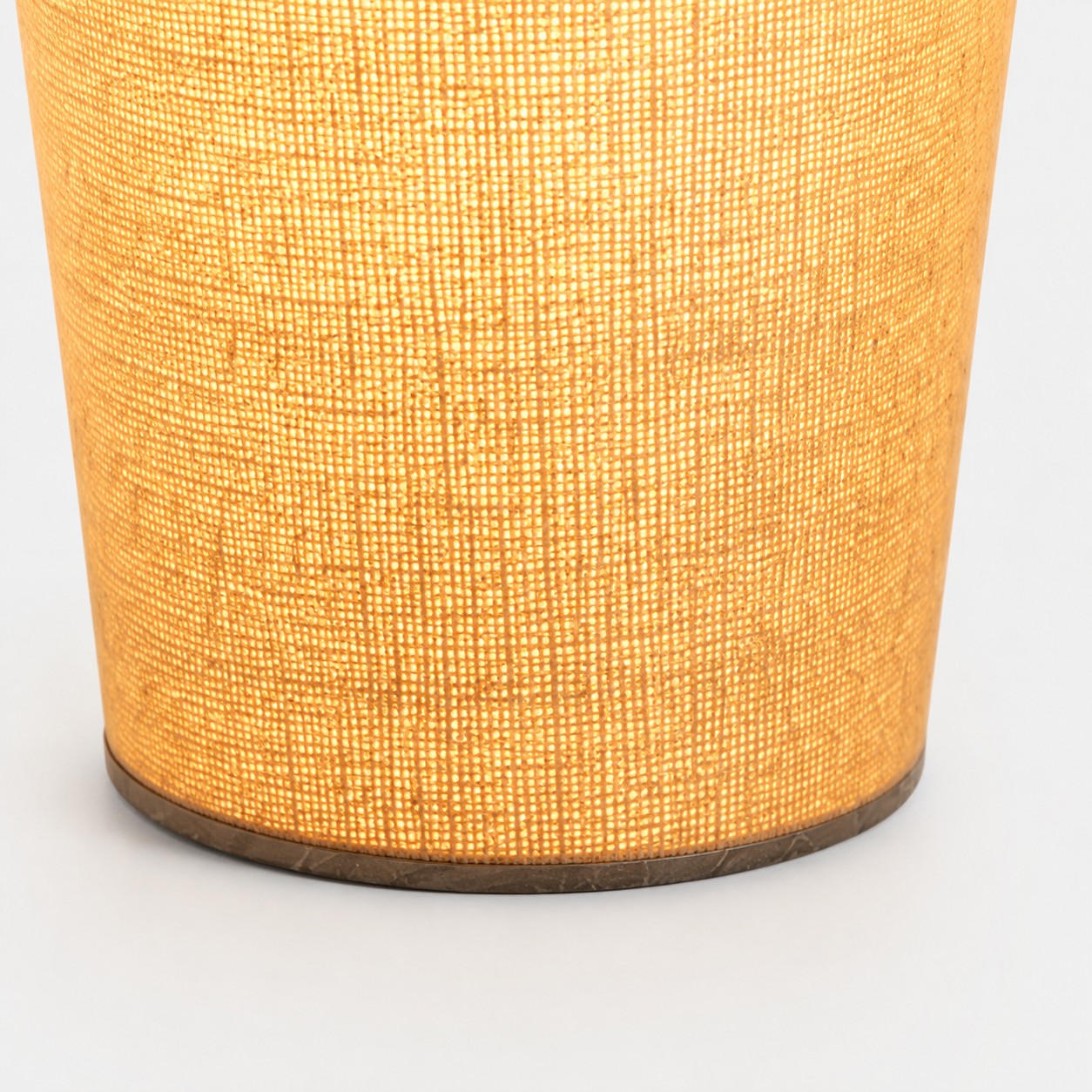 Lampe de table rechargeable avec détail en tissu tissé et garniture inférieure en bois.