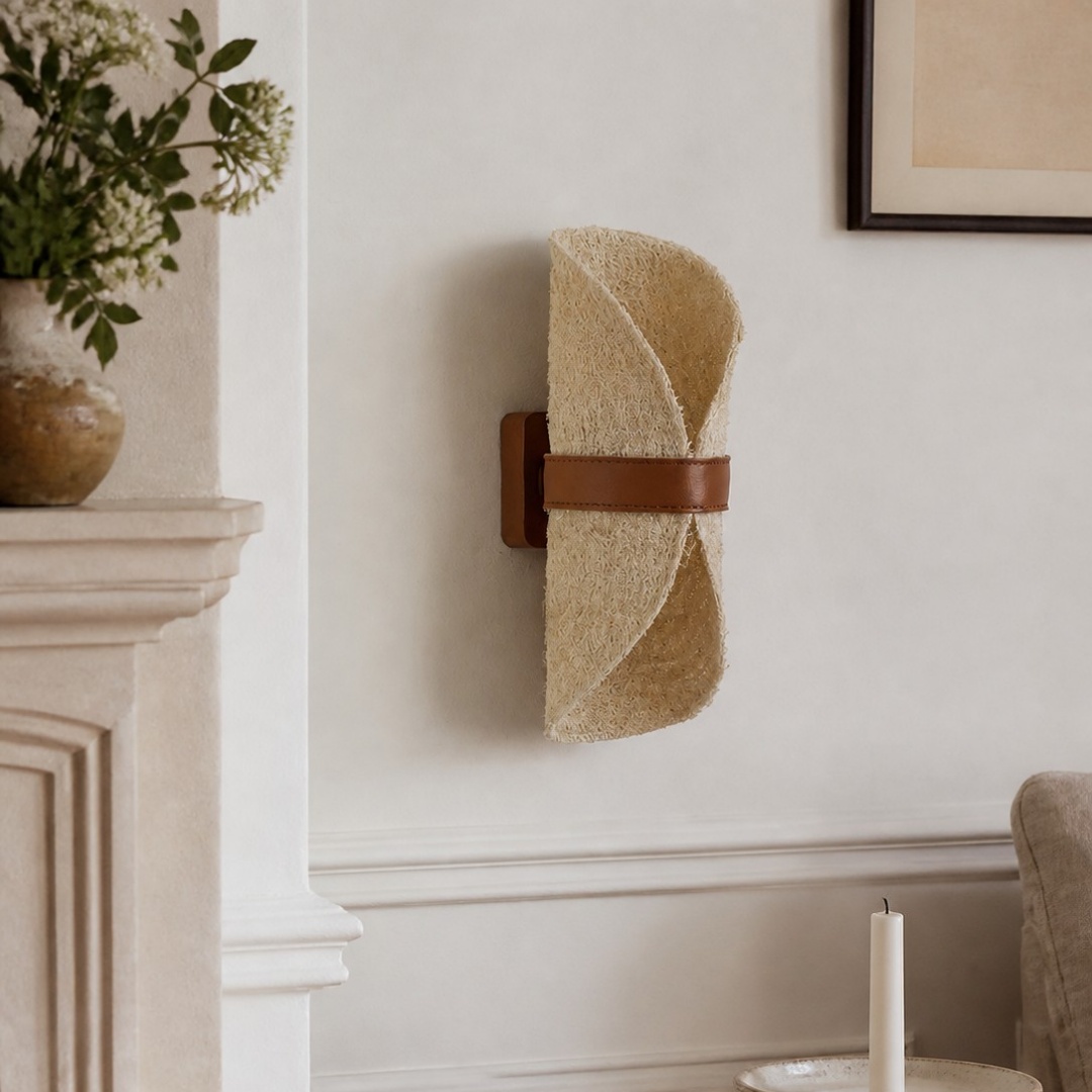 Applique murale en luffa naturel et cuir dans un intérieur neutre et raffiné
