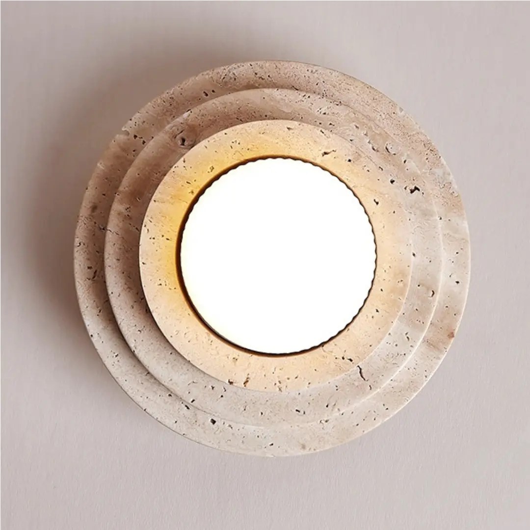 Vooraanzicht van de gelaagde beige travertin plafondlamp