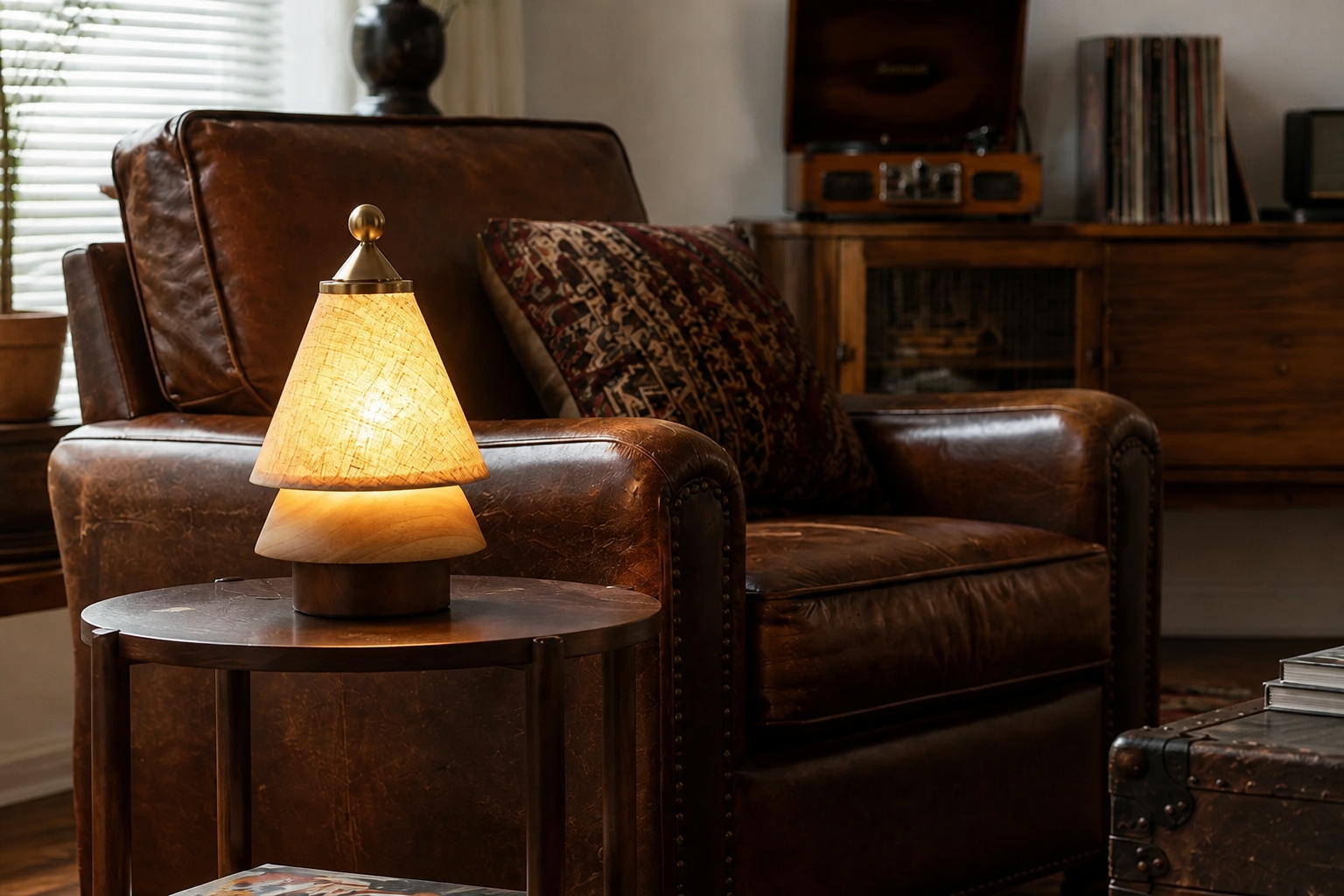 Wiederaufladbare Tischlampe in einem Vintage-Lesezimmer
