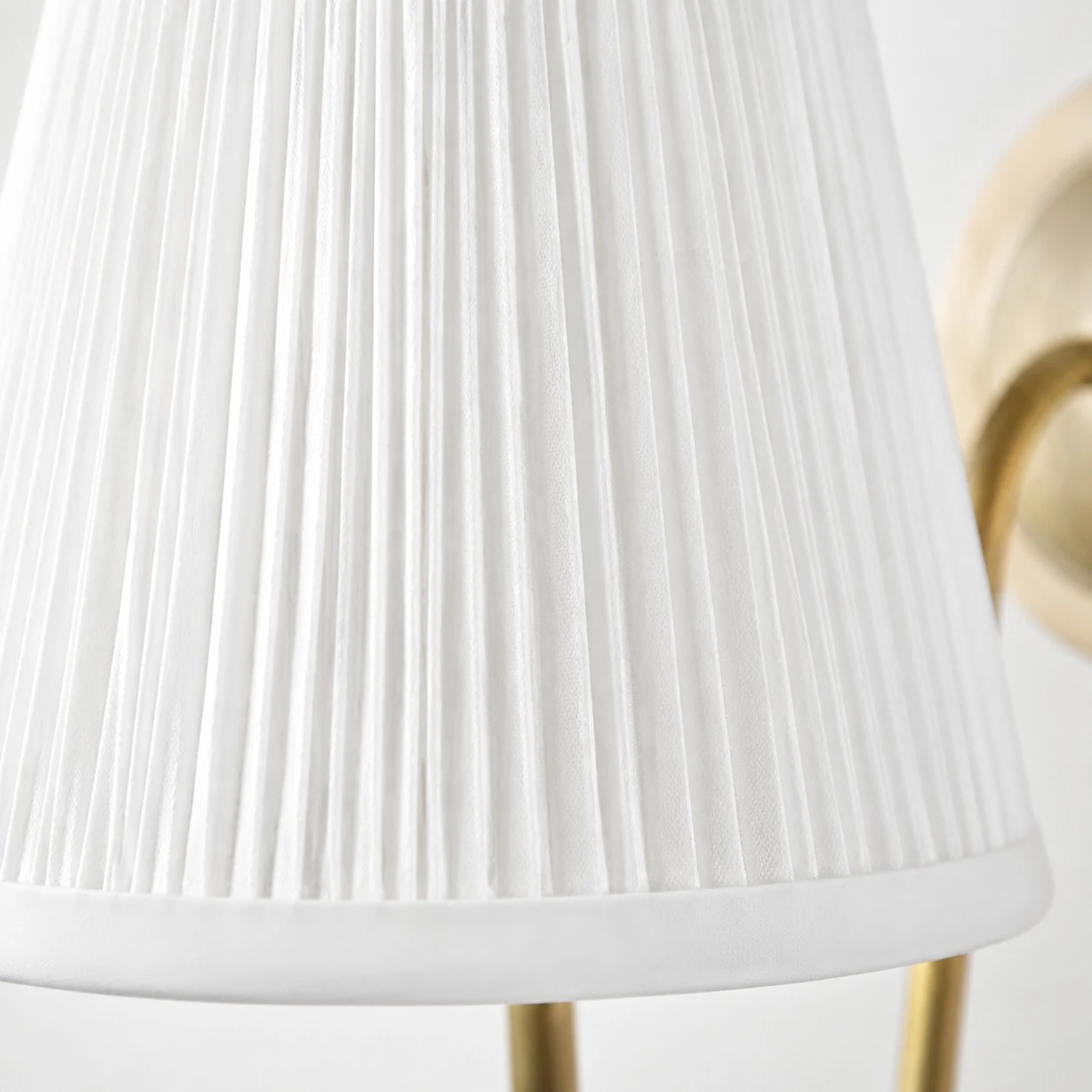 Detailopname van de witte geplooide stoffen lampenkap.