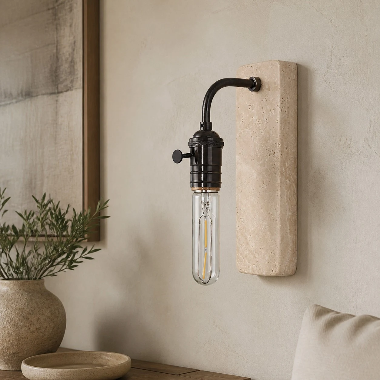 Aplique de pared de travertino negro en un interior cálido.