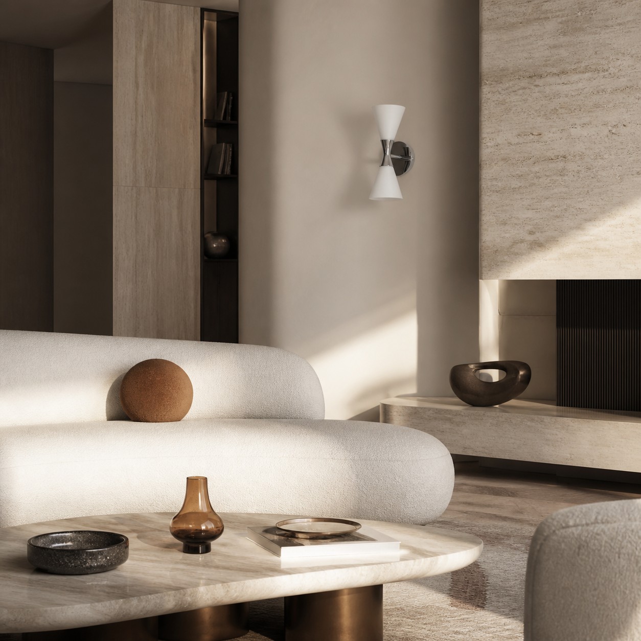 Weiße Chrom-Wandleuchte in einem ruhigen Wohnzimmer