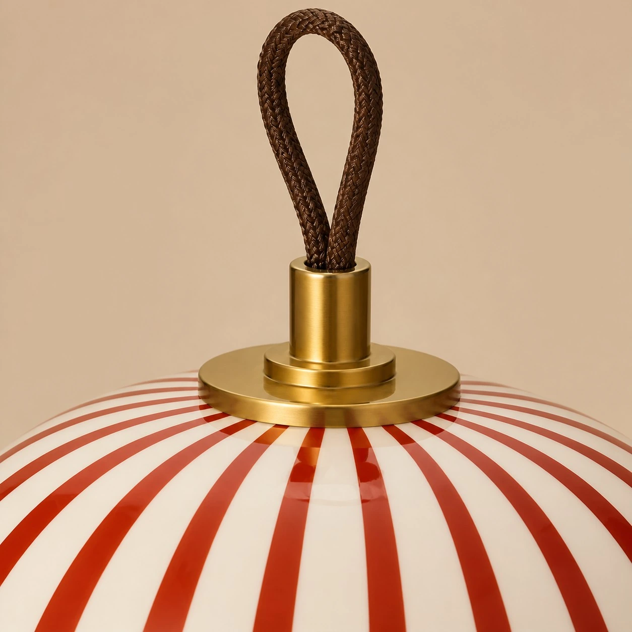 Geflochtener Griff und Metallbeschlagdetails