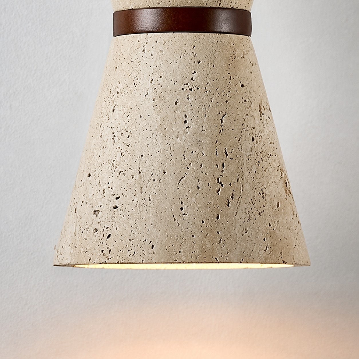 Borda da cúpula de travertino iluminada com brilho quente