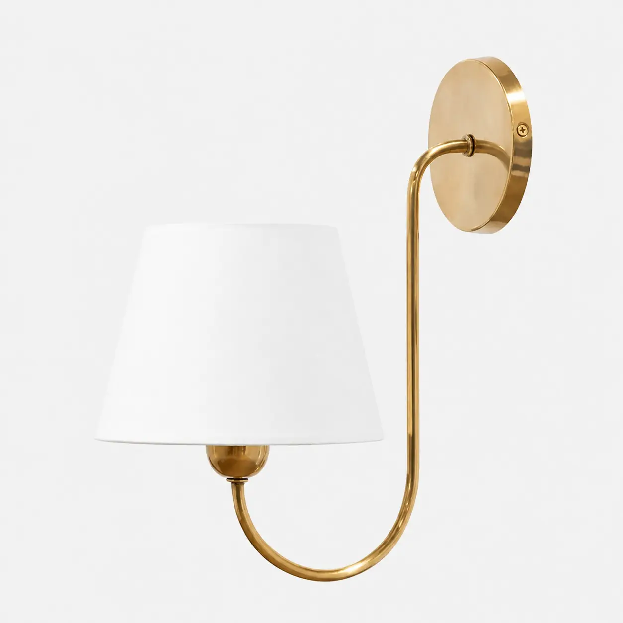 Wandlamp met gebogen arm en stoffen kap in natuurlijke koperkleur