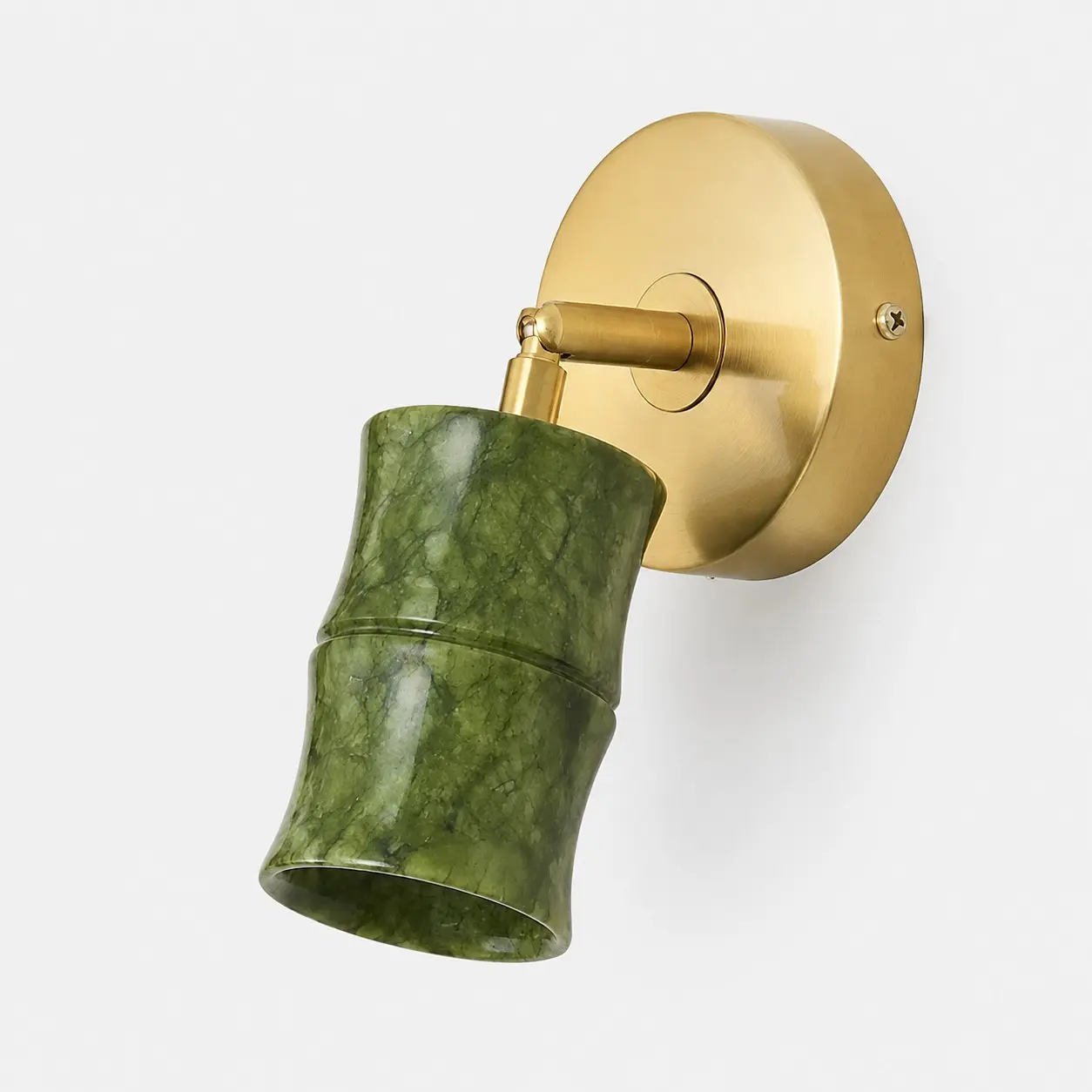 Verstelbare wandlamp in groene jadekleur met geborsteld messingkleurige afwerking.