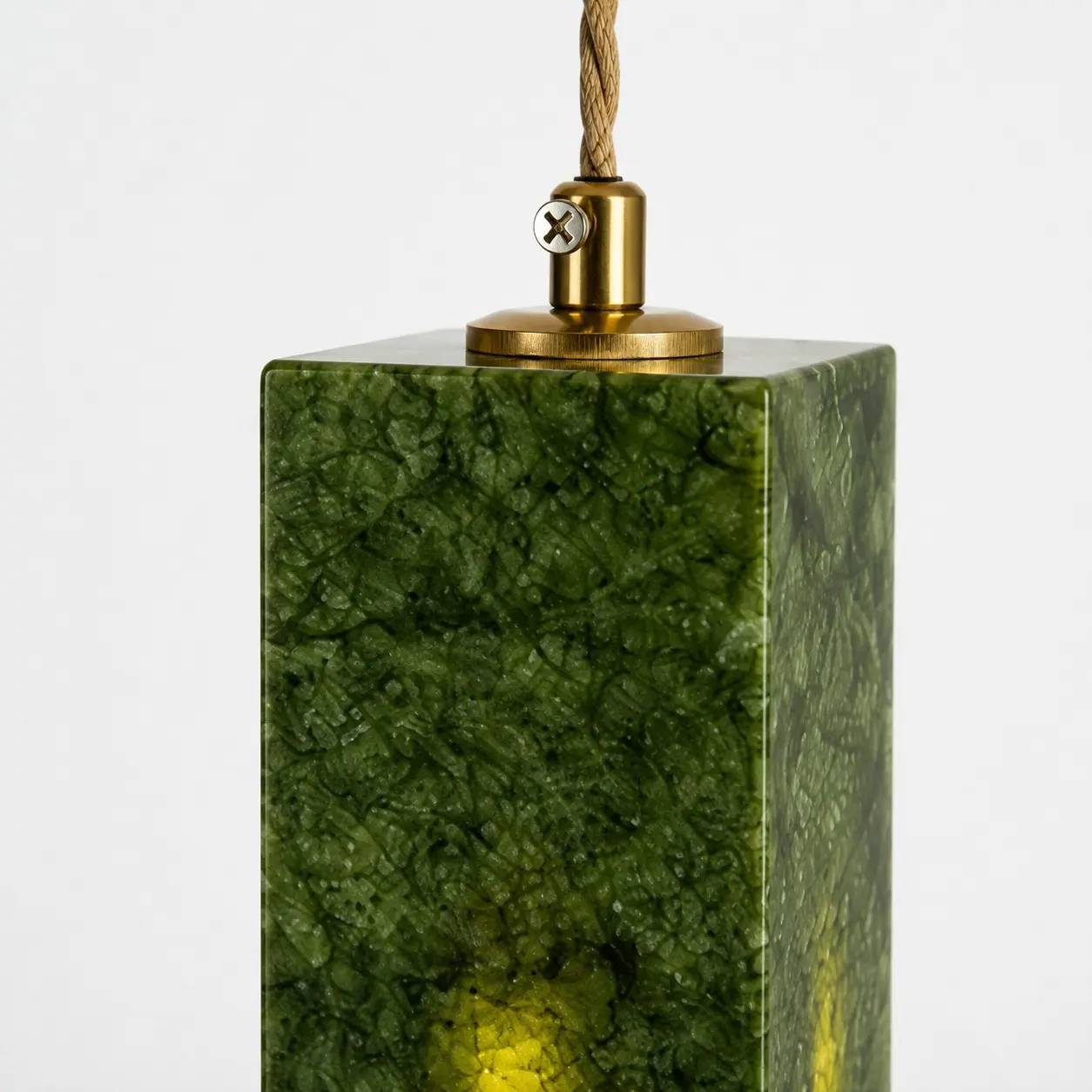 Textura de jade verde y detalle de herrajes metálicos