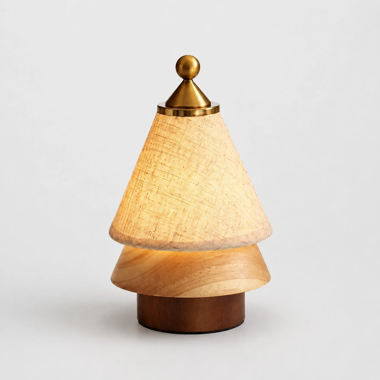 Wiederaufladbare Tischleuchte im Mid-Century-Stil mit Stoffschirm und Holzfuß