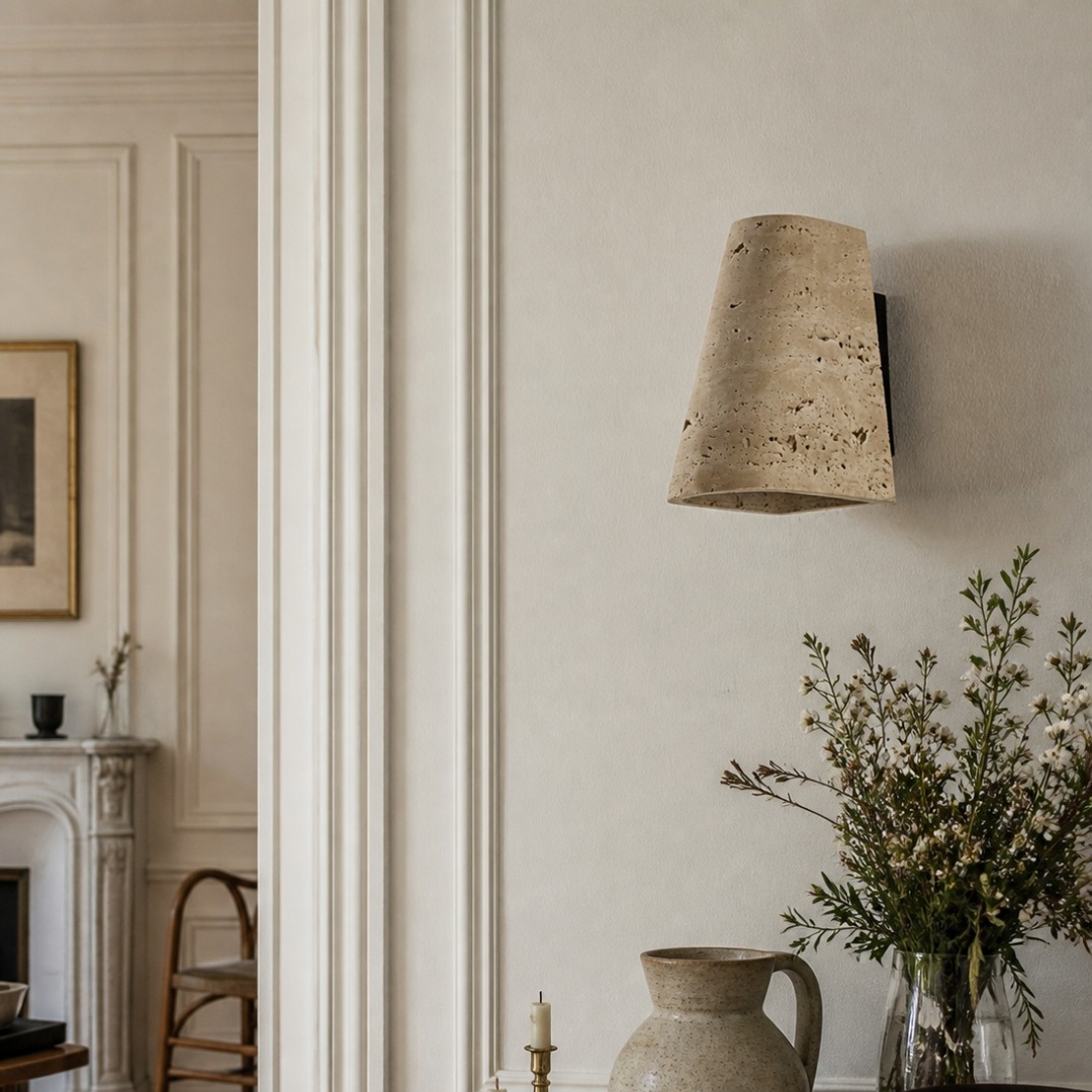 Aplique de pared de travertino instalado en un elegante comedor.