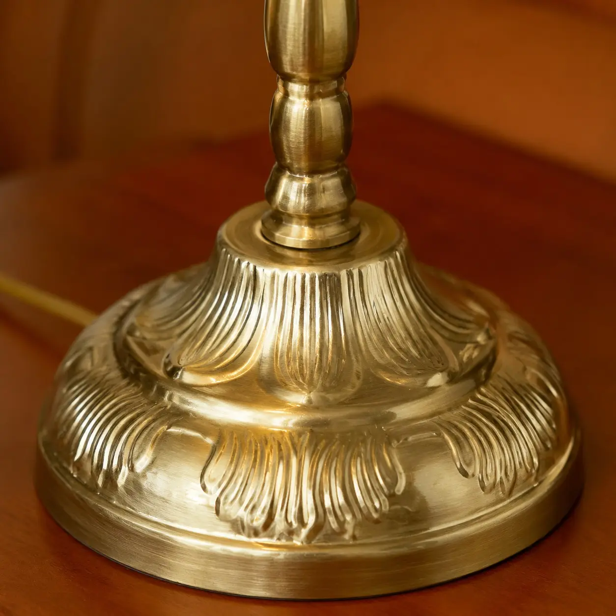 Detail des Lampenfußes aus Metall in Antikmessing-Optik