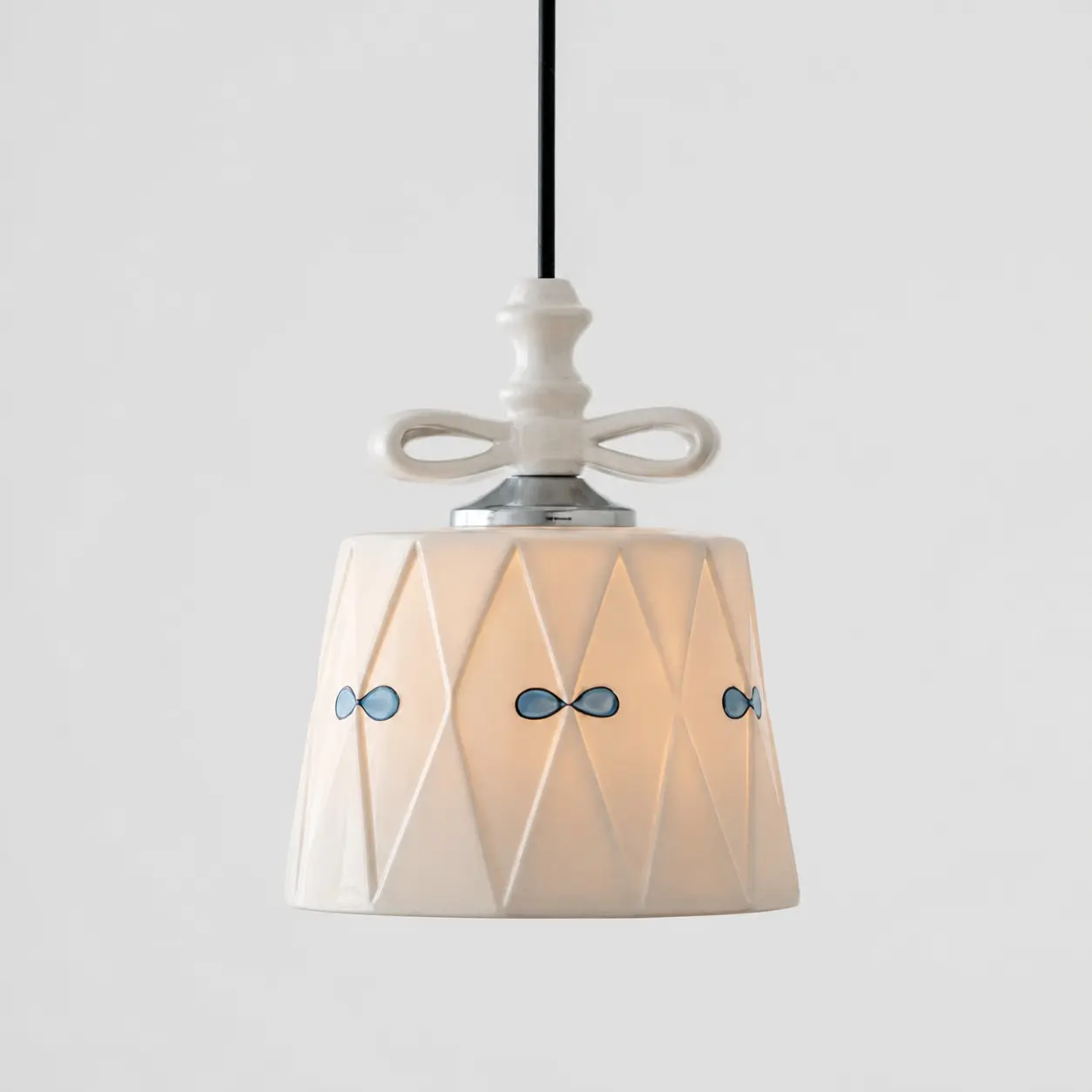 Luminária pendente em forma de laço de cerâmica pintada à mão, modelo Balão Azul