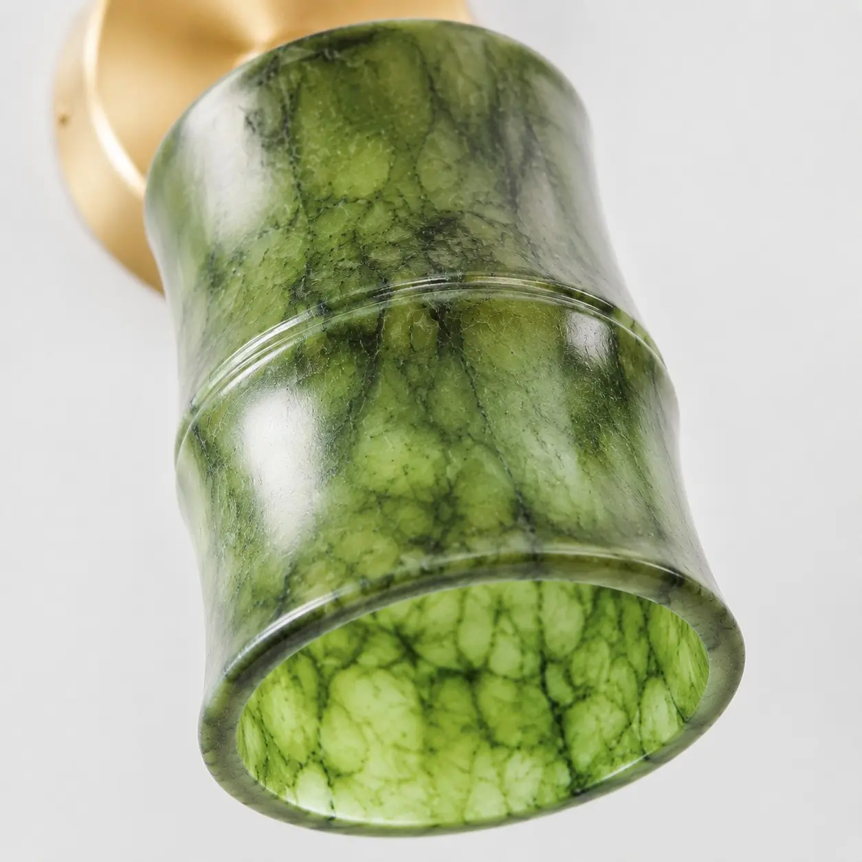 Detailweergave van het groene jadekleurige patroon en de gepolijste rand.