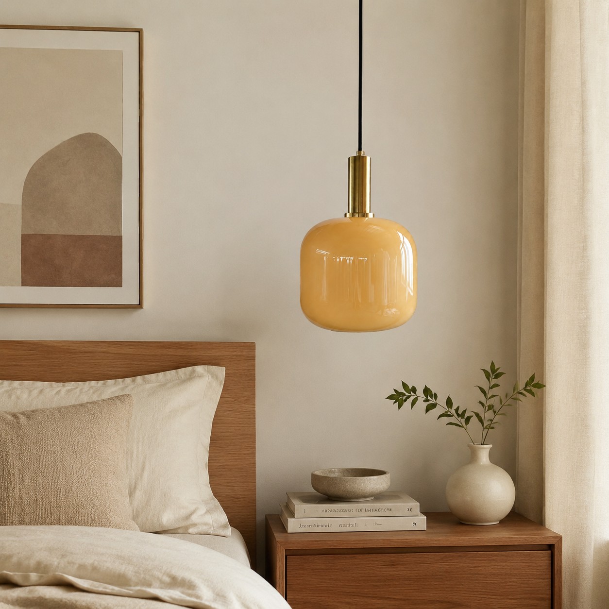 Luminária pendente de vidro amarelo ao lado de uma mesa de cabeceira neutra no quarto.