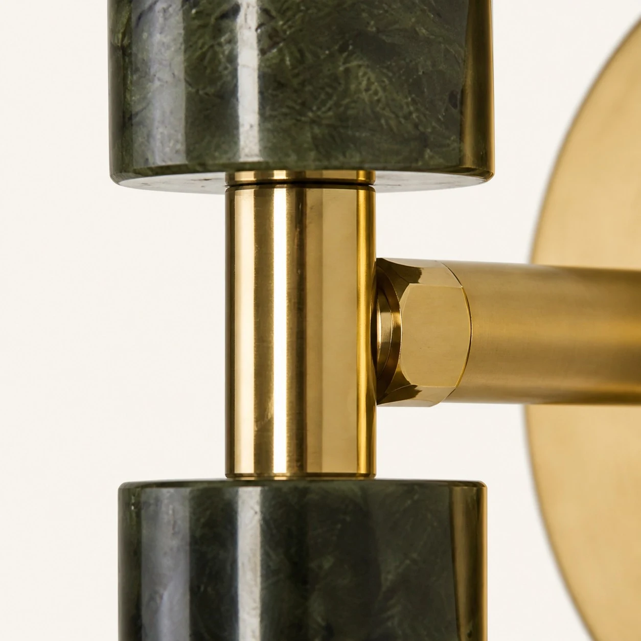 Detailweergave van de centrale metalen verbinding en de bevestiging van de stenen kap.