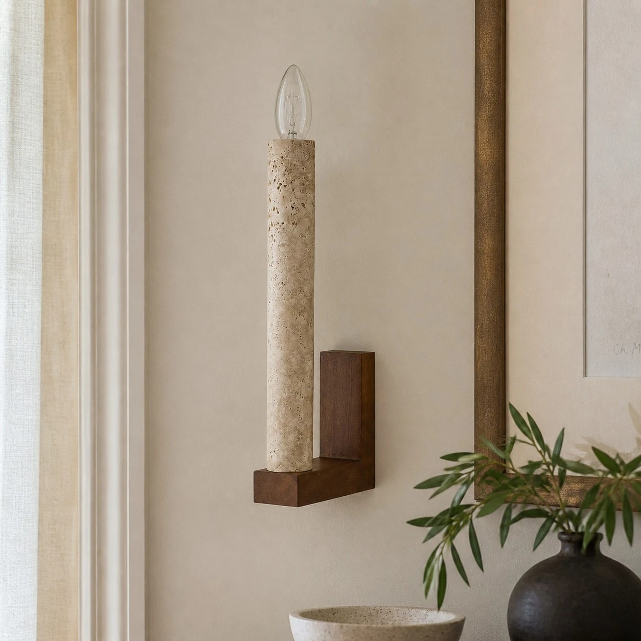 Wandleuchte aus natürlichem Travertin in einem warmen, vielschichtigen Interieur
