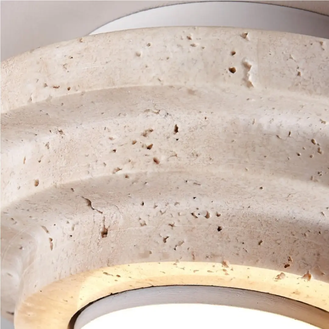 Detailopname van de natuurlijke beige travertijnstructuur en het gelaagde profiel.