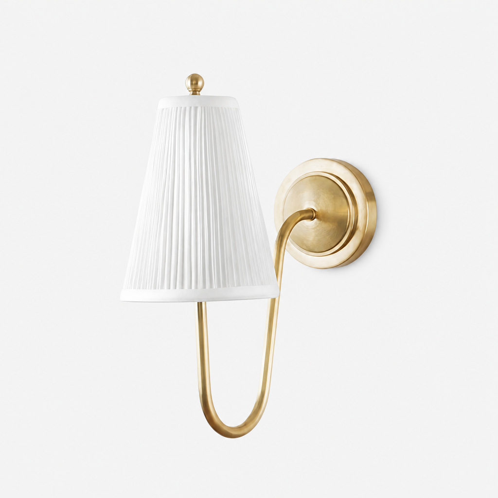 Franse messing wandlamp met stoffen bekleding en witte geplooide kap.