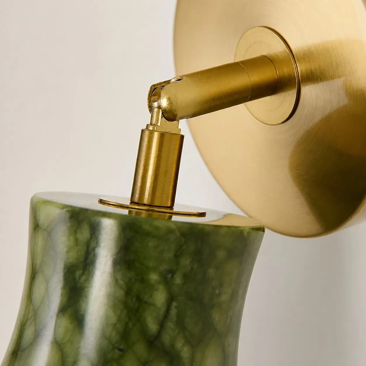 Detailweergave van het verstelbare scharnier van de wandlamp