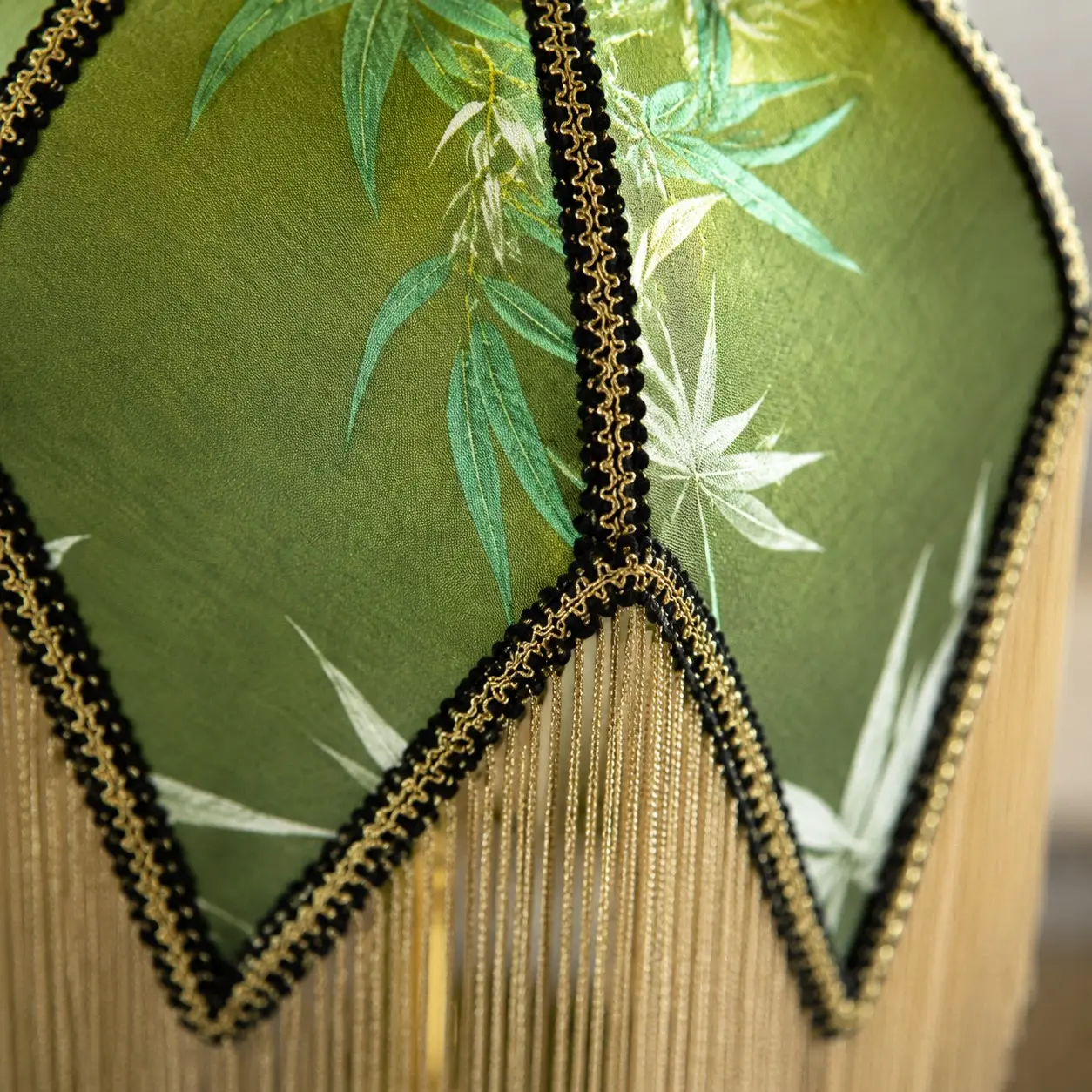 Detail des Lampenschirms aus grünem, botanischem Stoff