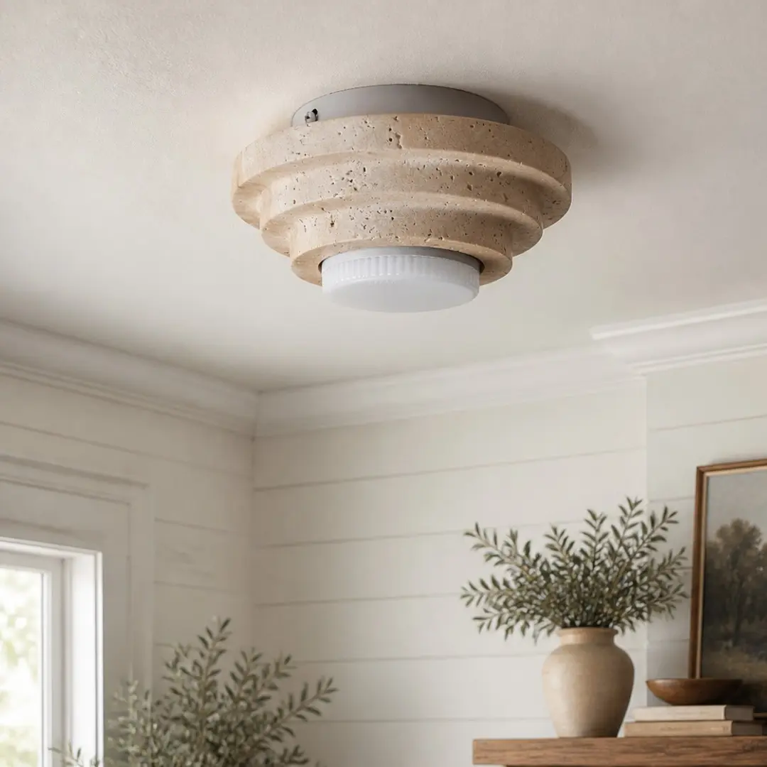 Beige travertin plafondlamp met vlakke montage in een licht interieur