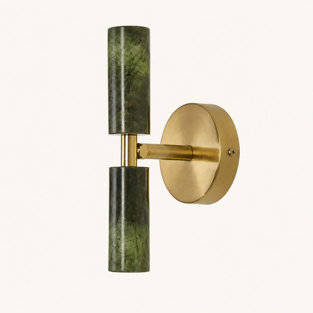 Volledig zicht op de natuurlijke groene jade dubbele wandlamp met messingkleurige achterplaat.