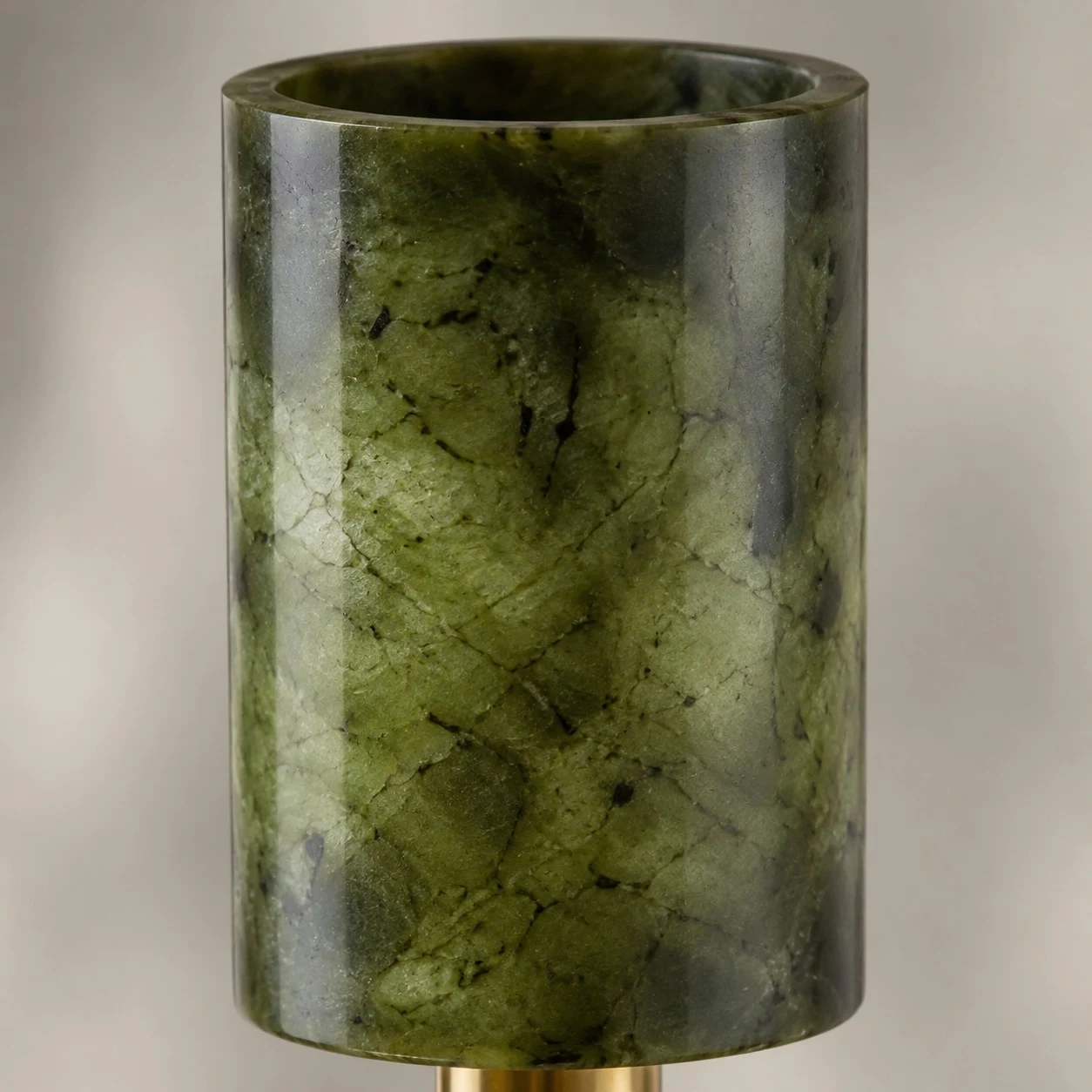 Een close-up van de natuurlijke groene jadekleur en de unieke adering ervan.