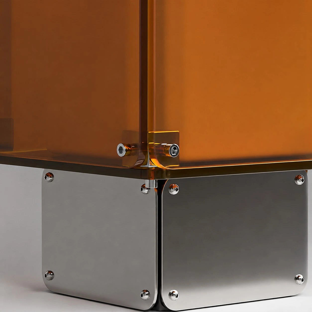 Nahaufnahme der durchscheinenden Acryl-Ecke und der Metallbefestigungen