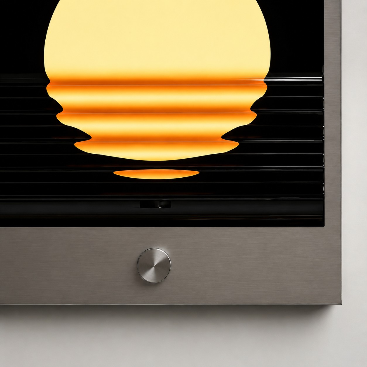 Primer plano del marco de plata cepillada, el mando de control y el efecto de luz ondulada de puesta de sol.