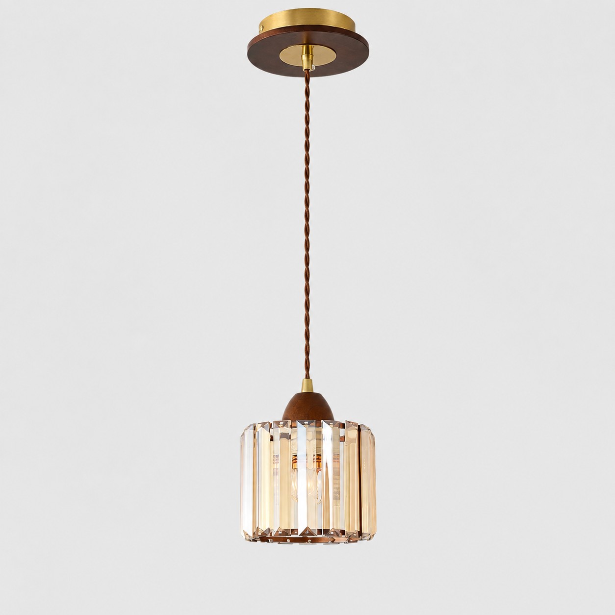 Luminária pendente de cristal com detalhes em madeira e metal (código completo do produto).