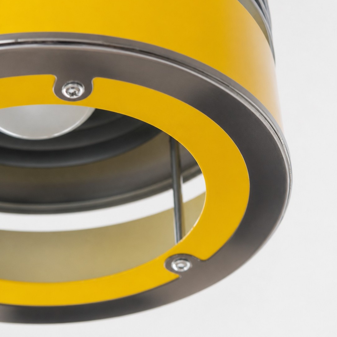 Detalhe da parte inferior da luminária pendente de metal amarelo.