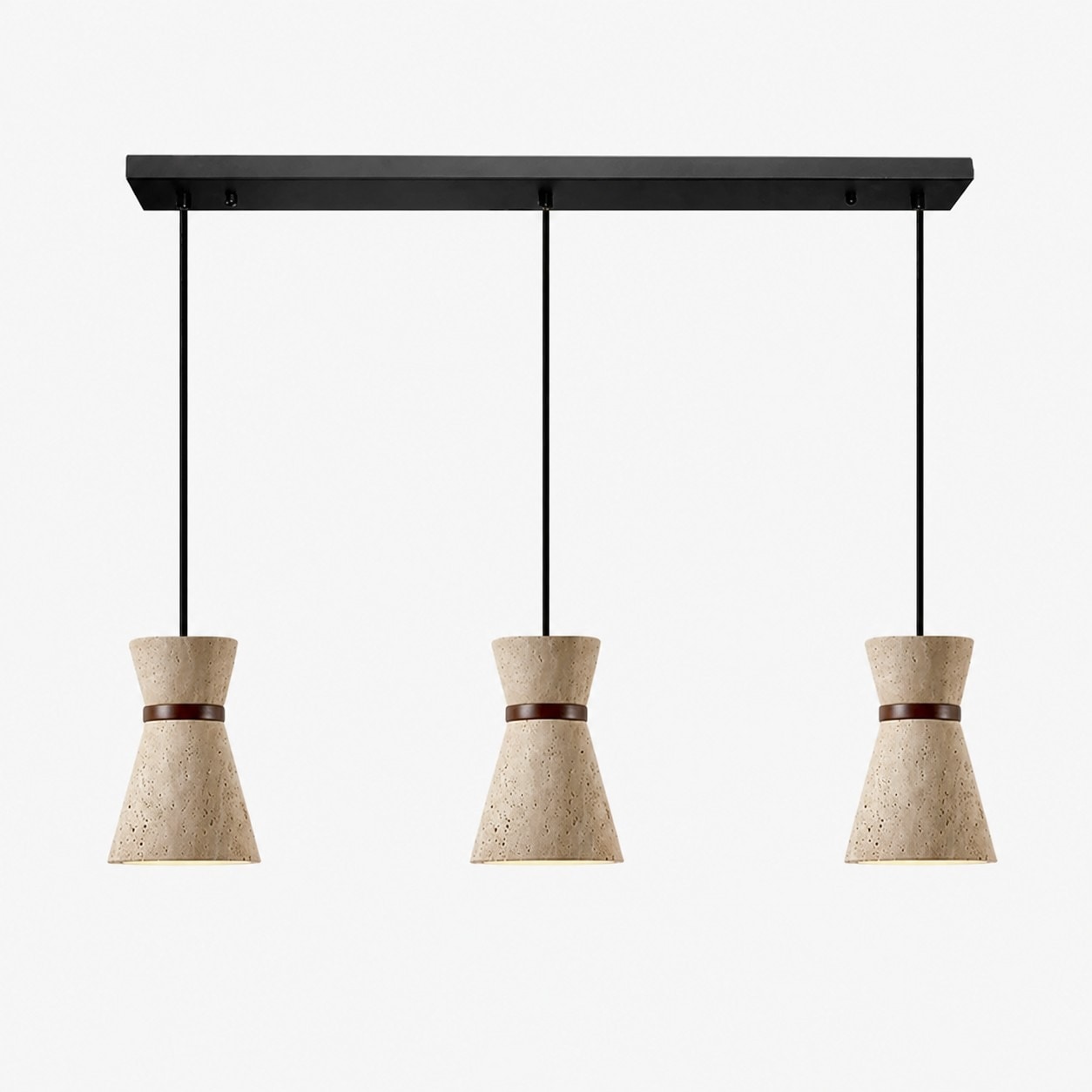 Luminária pendente de três braços em pedra travertino com dossel linear preto.