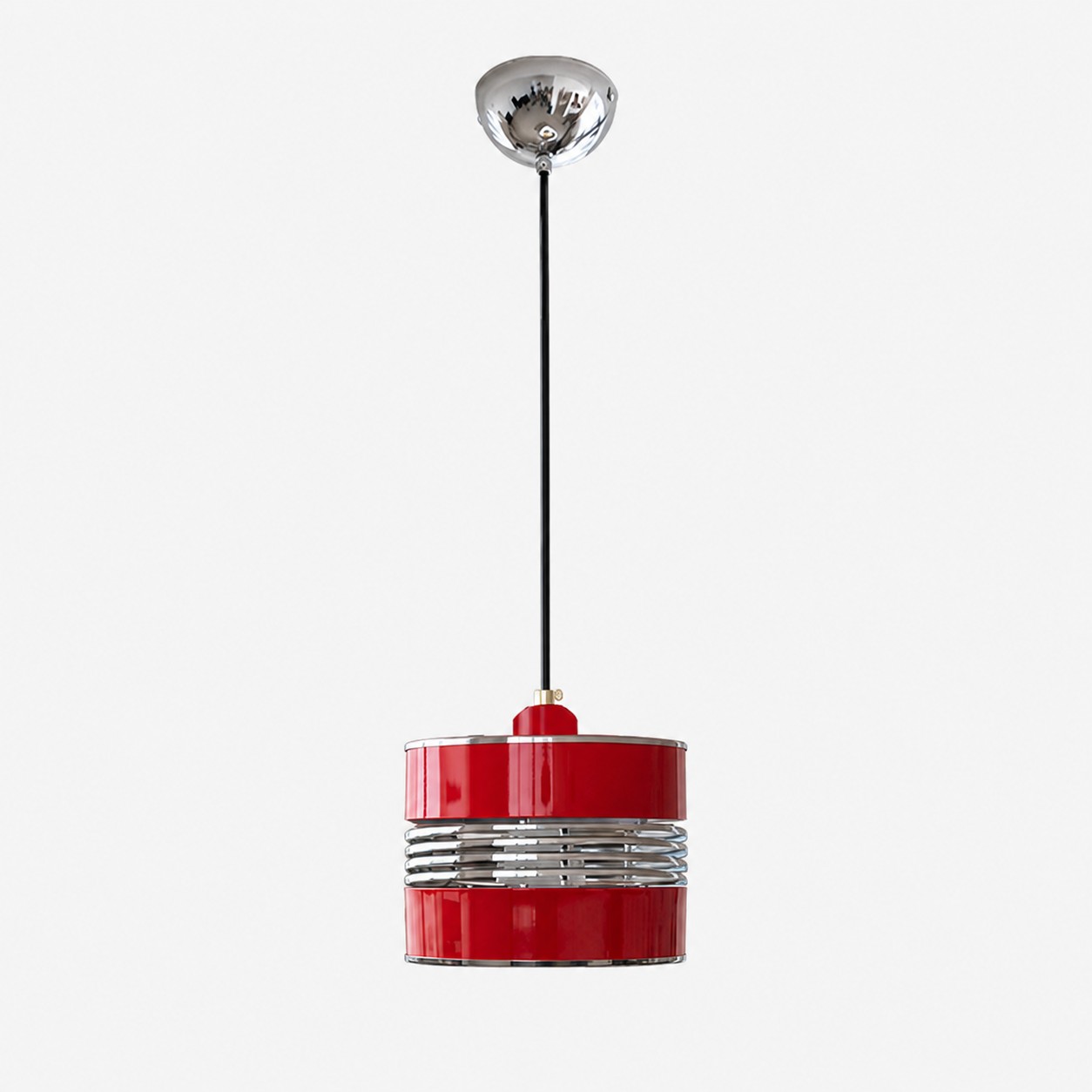 Luminária pendente Bauhaus vermelha em metal sobreposto.