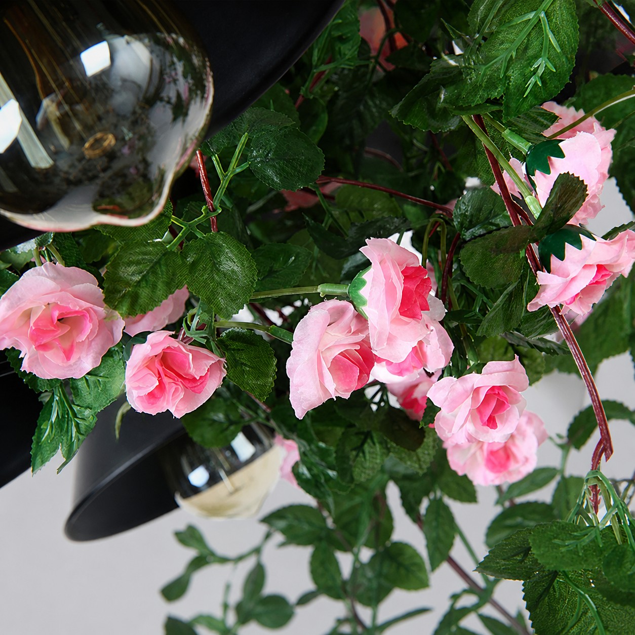 Decoración floral y de hojas superpuestas