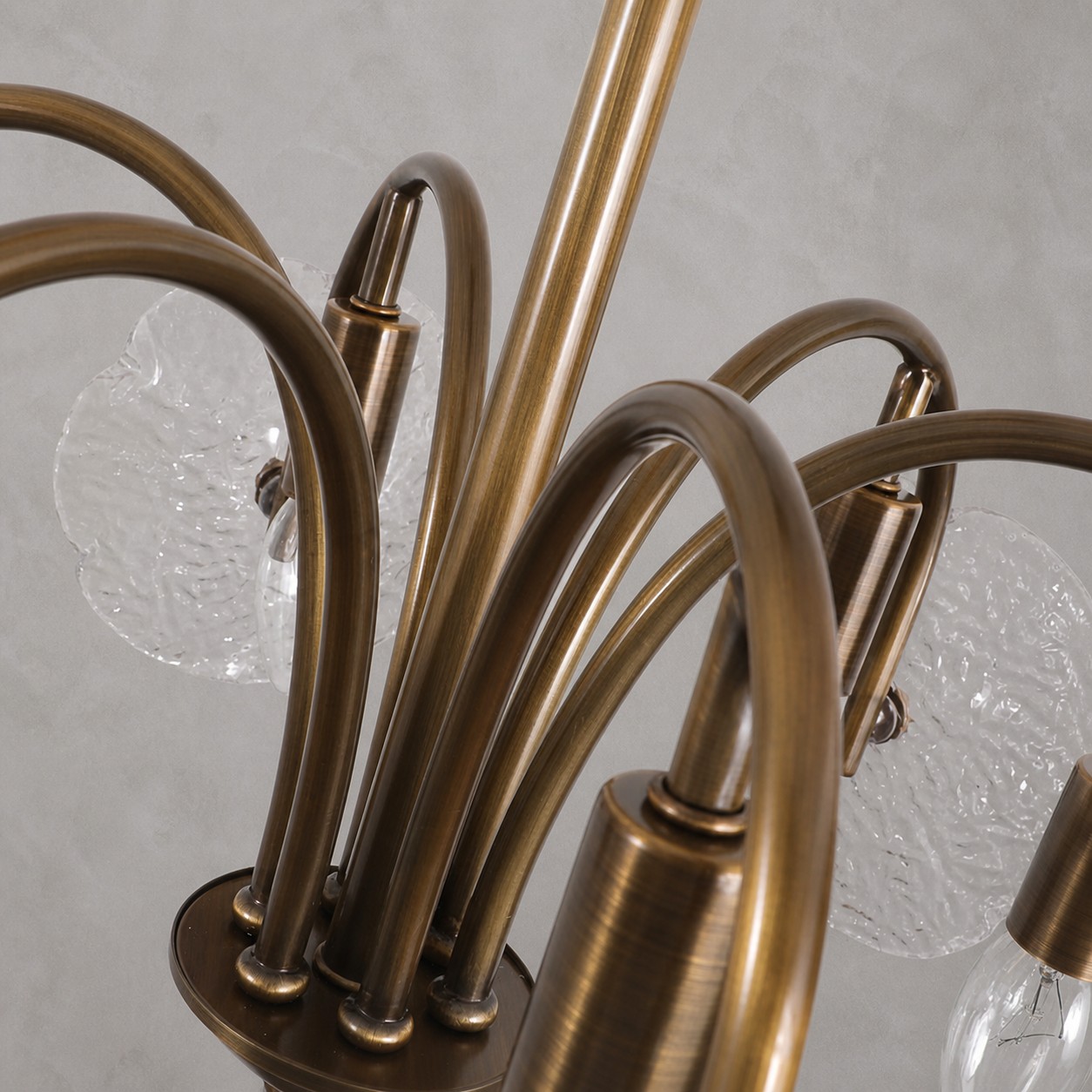 Detail 2 eines Kronleuchters aus Messing, Blumen und Glas