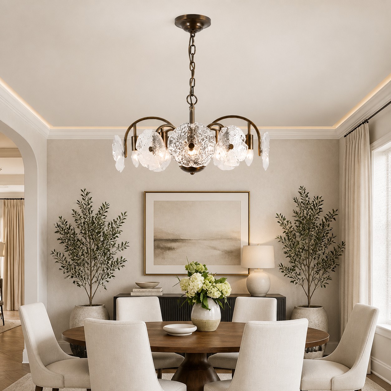 Kronleuchter aus Messing, Blumen und Glas in einem Interieur