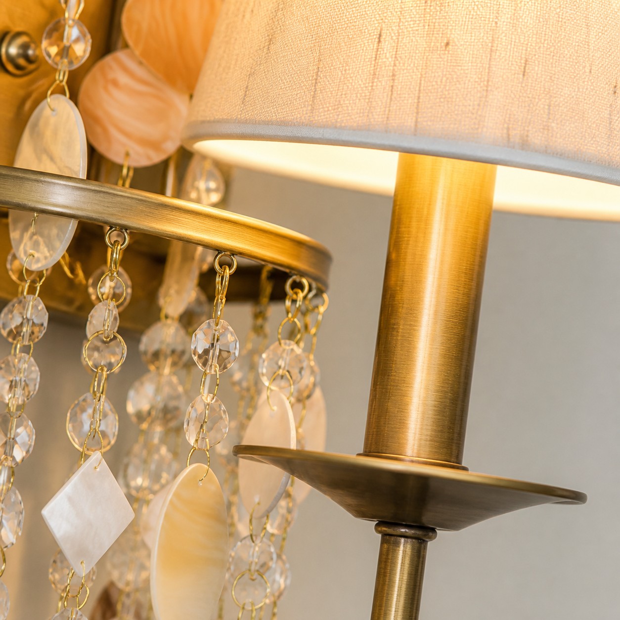 Detalle del aplique de pared con borla de cristal y concha 3