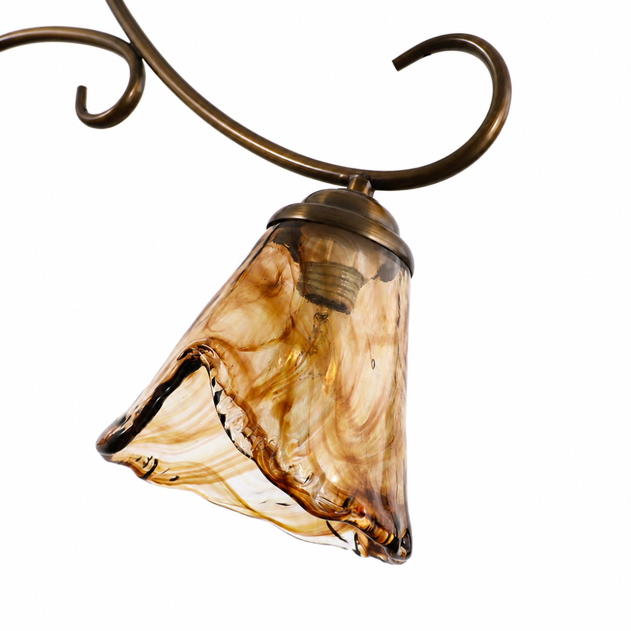 Dettaglio 2 del lampadario lineare in ottone e vetro ambrato in stile francese.
