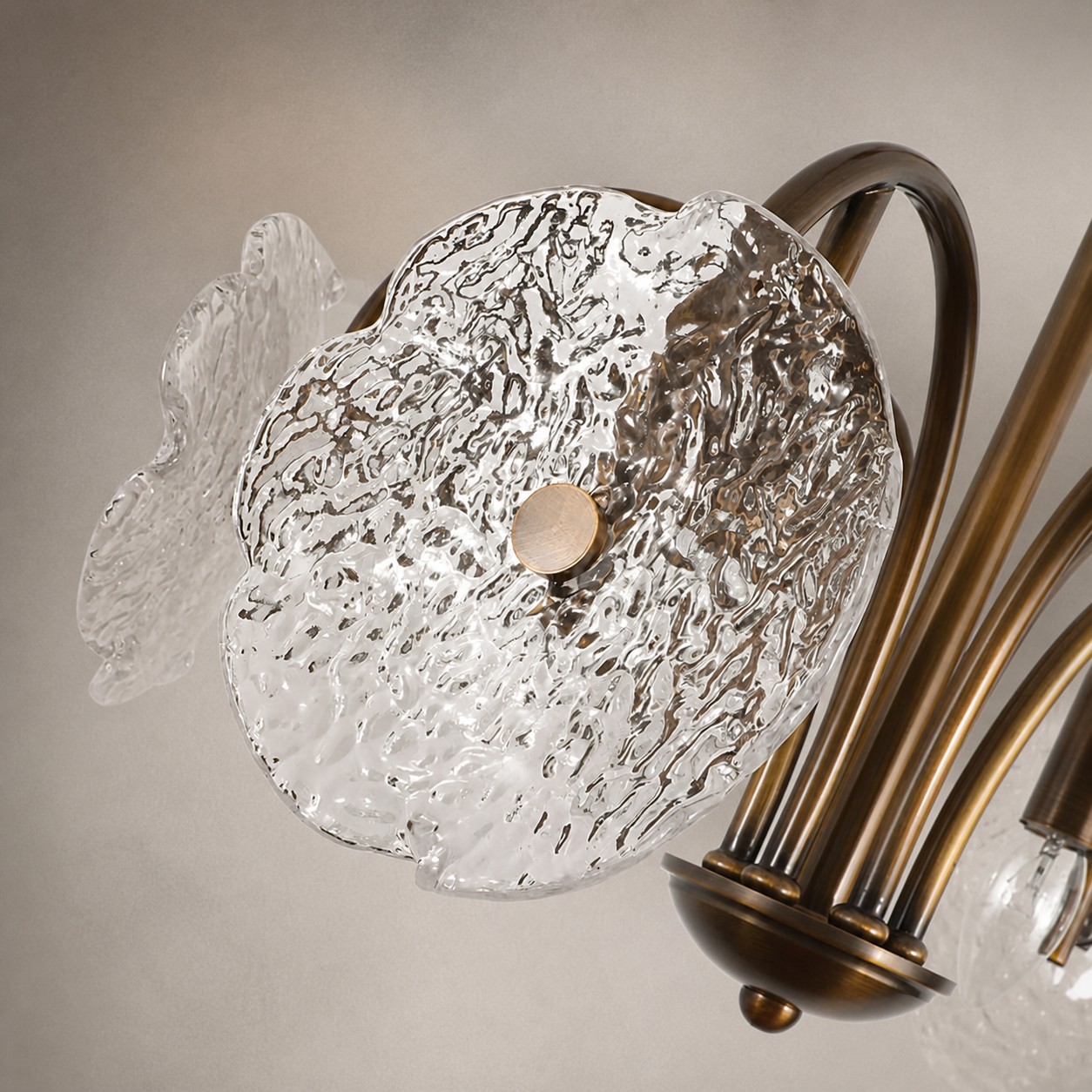 Detail 1: Kronleuchter aus Messing, Blume und Glas