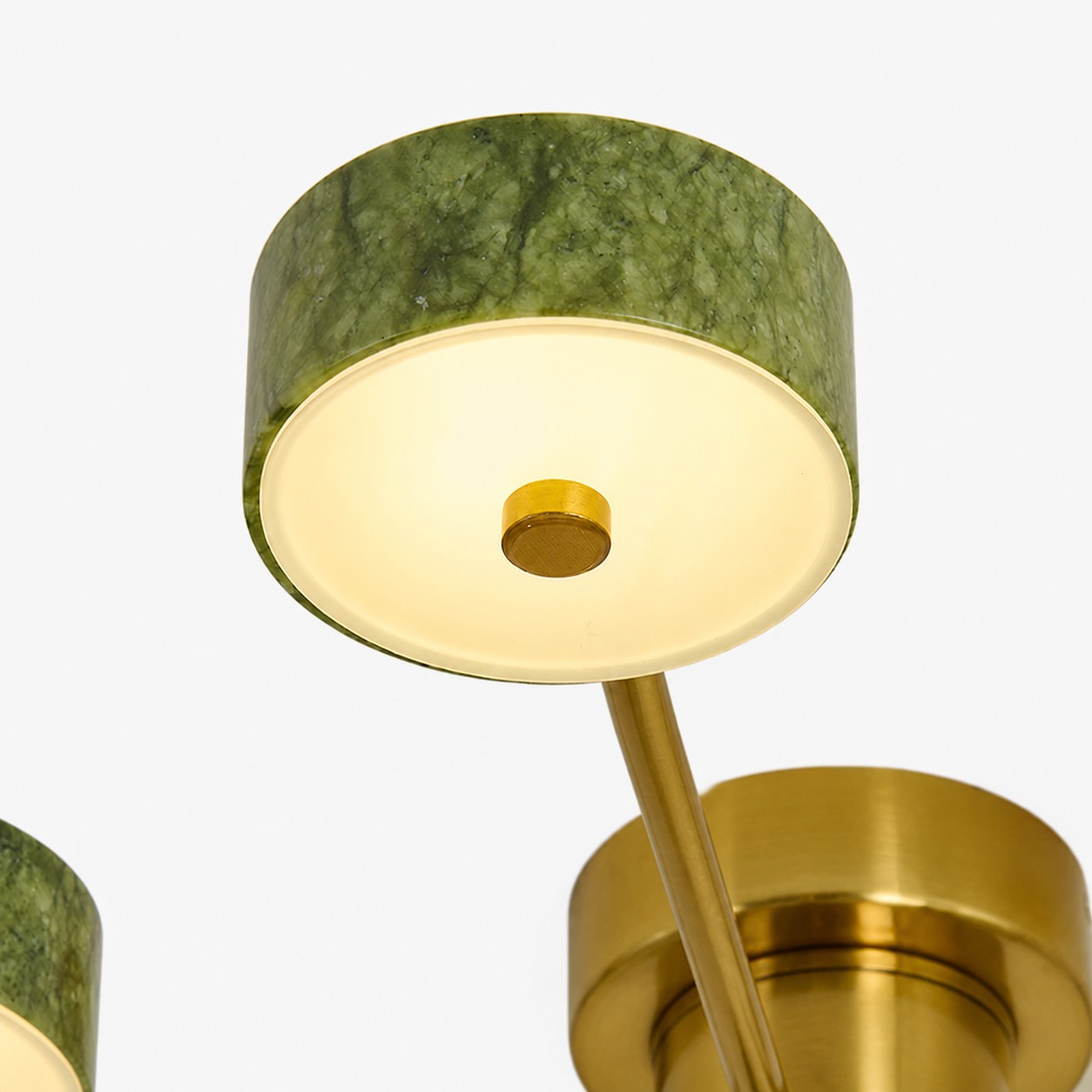 Nahaufnahme des beleuchteten, grünen Lampenschirms im Jade-Stil und des Diffusors