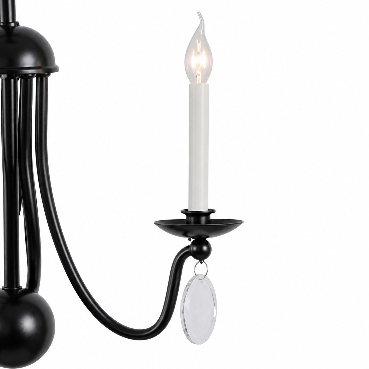 Lámpara con forma de vela en un brazo curvo de metal negro.