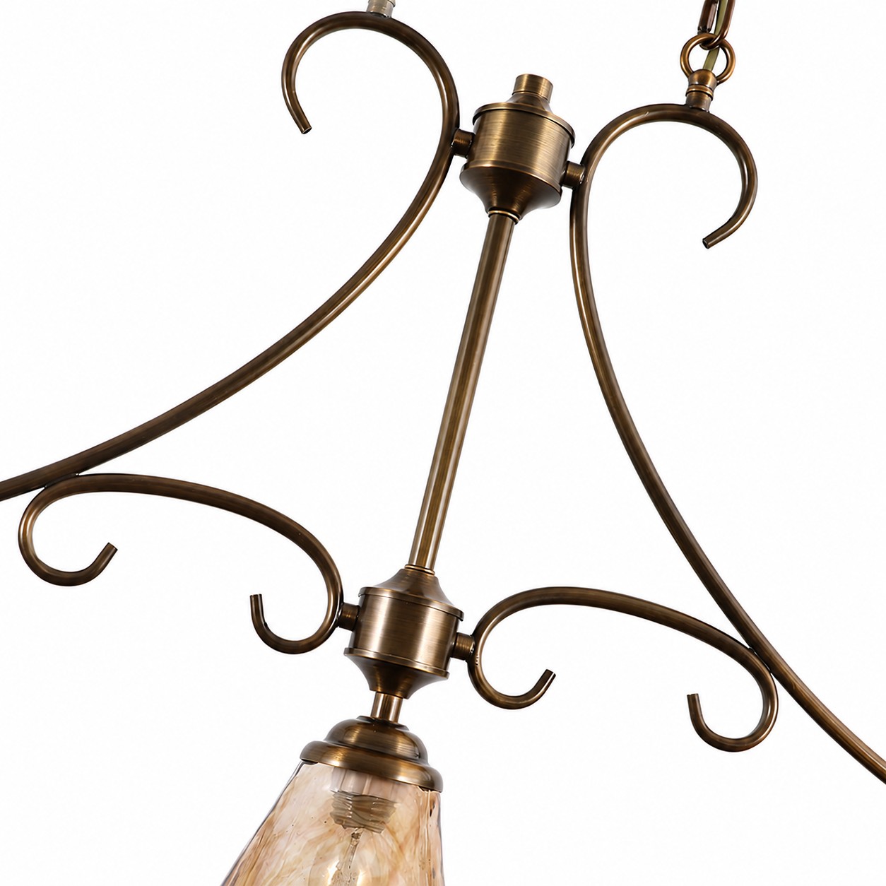 Dettaglio 1 del lampadario lineare in ottone e vetro ambrato in stile francese.