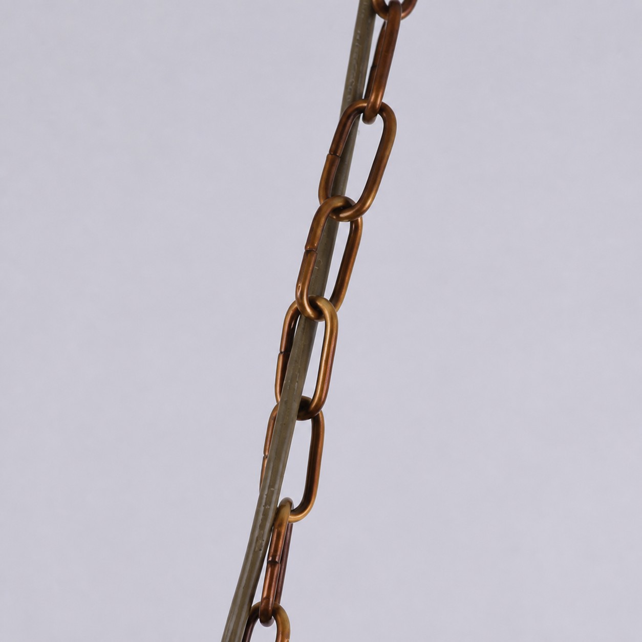 Detalhe do mini pendente em latão e vidro âmbar 2