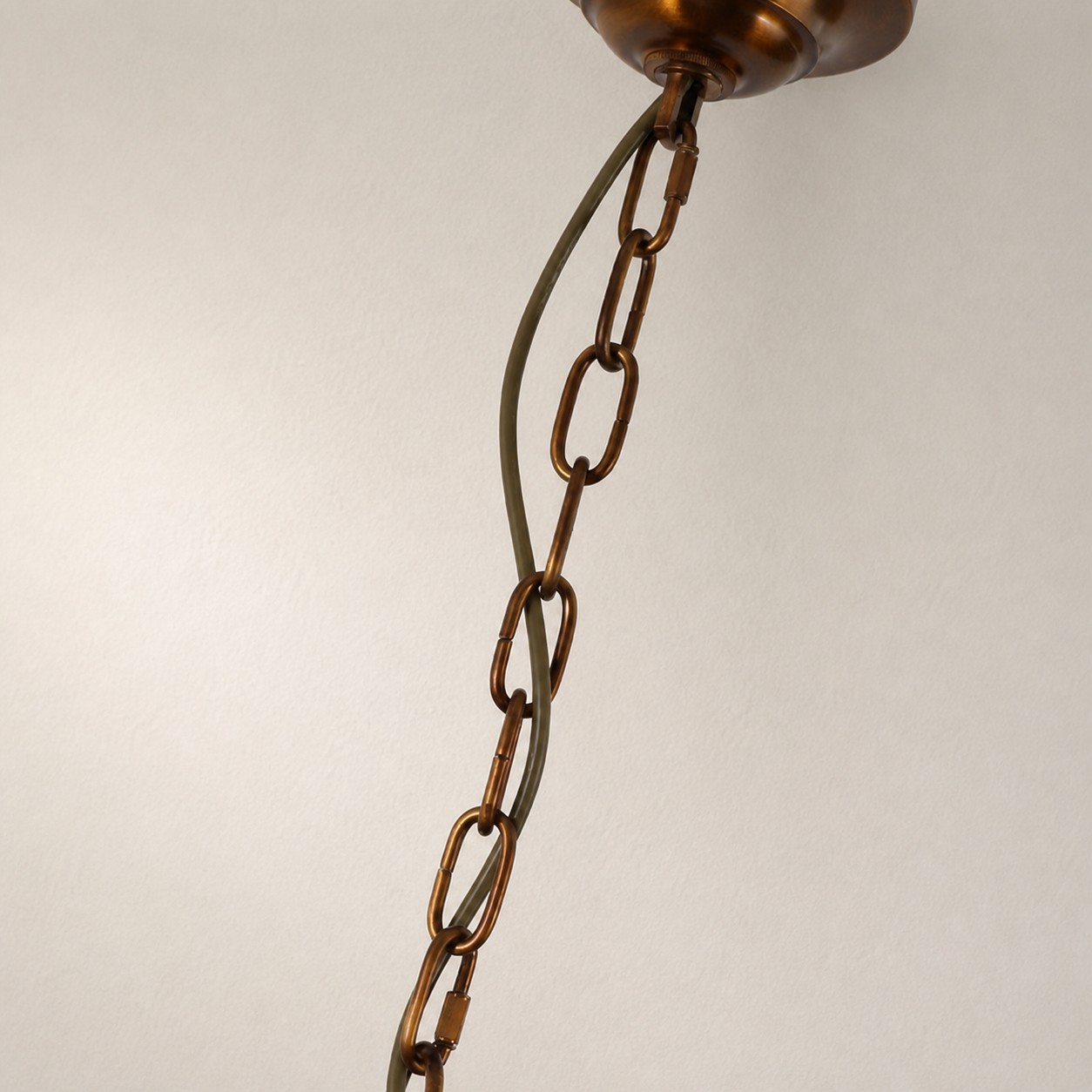 Detail 3 eines Kronleuchters aus Messing, Blumen und Glas